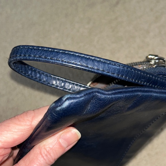 HOBO Daria wristlet navy blue - Picture 9 of 10